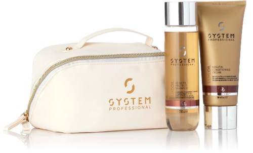 Een set huidverzorgingsproducten met een kleine tas en twee flessen of tubes in goud en crème kleuren.