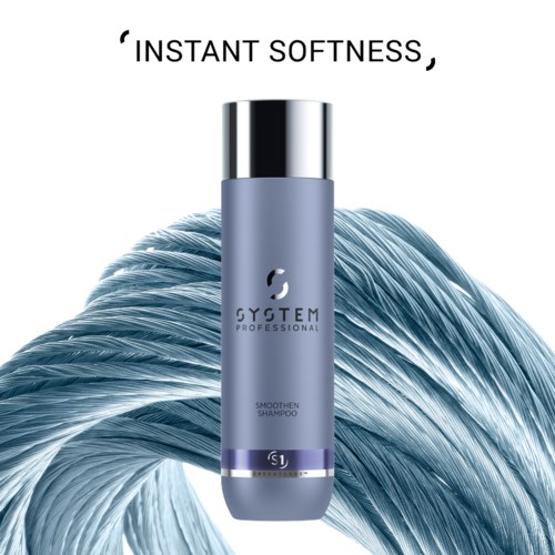 Een shampoo fles met 'System Professional' en 'Instant Softness' erop, tegen een blauwe, golvende achtergrond.