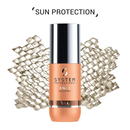 Fles met zonnebrand spray met zilveren dop, label zegt 'System Professional Solar Helio Spray', op de achtergrond een patroon.