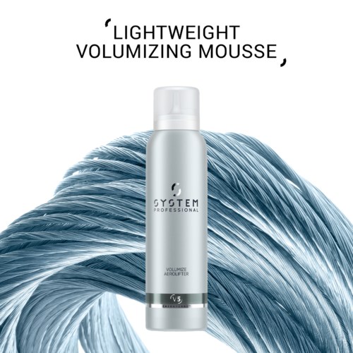 Een hoge, zilveren bus met lichte volume-mousse en witte dop, tegen een stroom van blauw haar.