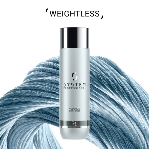 Een witte shampoofles met zilveren deksel, gelabeld 'System Professional Volumeize Shampoo,' op een blauwe textured achtergrond.