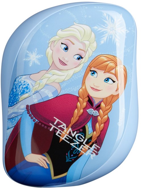 Två prinsessor, Elsa med blond hår, och Anna med rött hår, ler i en snöliknande scen.