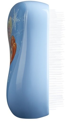 En blå plastborste med tecknade karaktärer och vita piggar.