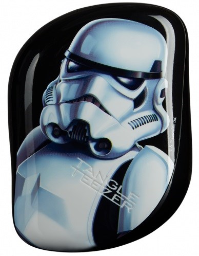 Ett svart rektangulärt föremål med en detaljerad, realistisk Stormtroopershjälm från Star Wars på dess yta.