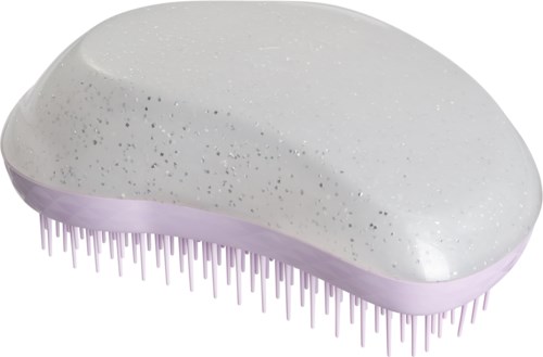 En vit, oval formad skrubbborste med lila piggar, används för att rengöra huden. Den har små svarta prickar på toppen.