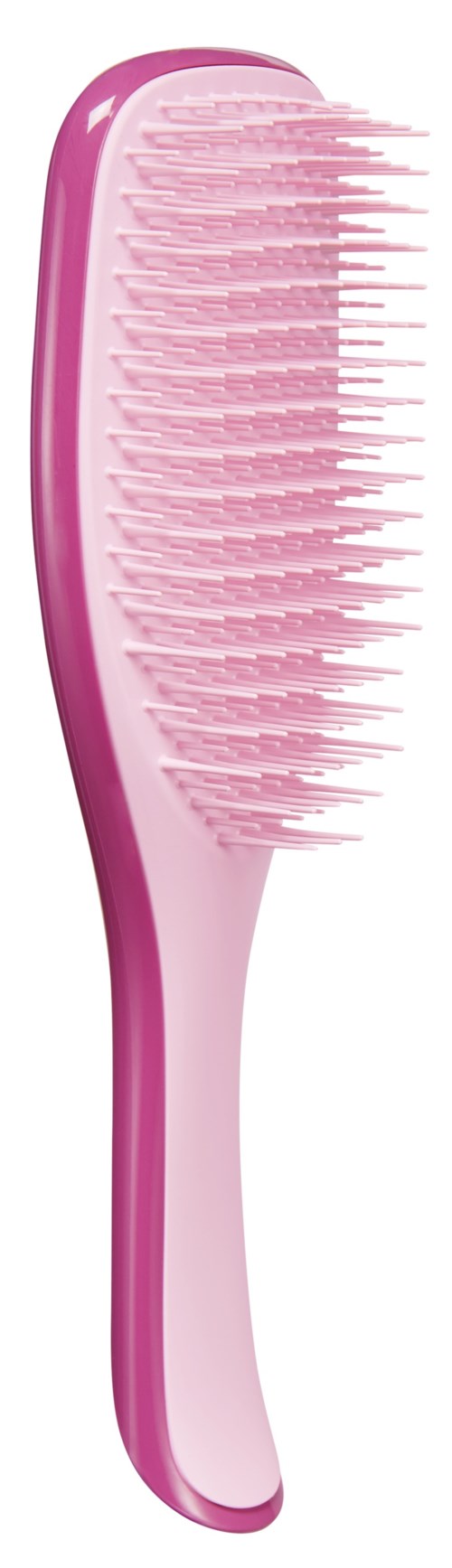 Liten rosa tandborste med många borst och böjd handtag.