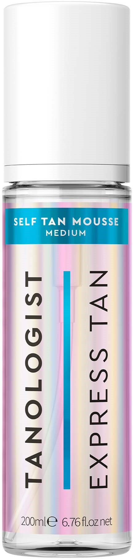 Biała butelka z jasnoniebieską etykietą z napisem "Self Tan Mousse" i "Medium."