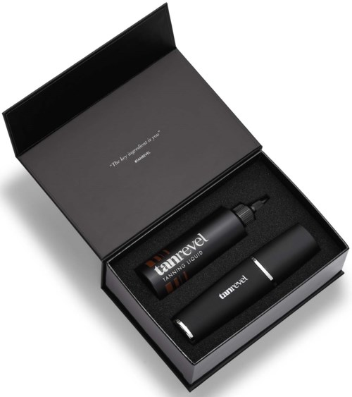 Een zwarte doos met een zelfbruiningsspray erin, gelabeld "tanrevel." De doos heeft een bericht en schuimrubbervulling.