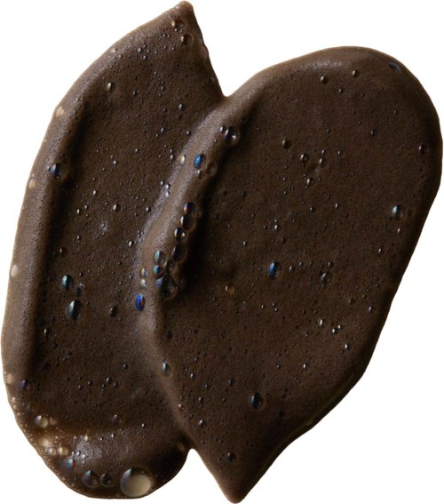 Zwei Stücke dunkle Schokolade mit glatter, glänzender Oberfläche und kleinen Blasen.
