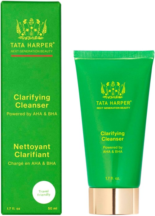 Ett grönt rör och förpackning av Tata Harper Clarifying Cleanser med gyllene accenter, märkt som resevänlig, 50 ml.
