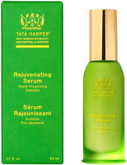 En grön låda och en matchande grön flaska med guldlock, båda märkta Tata Harper Rejuvenating Serum.
