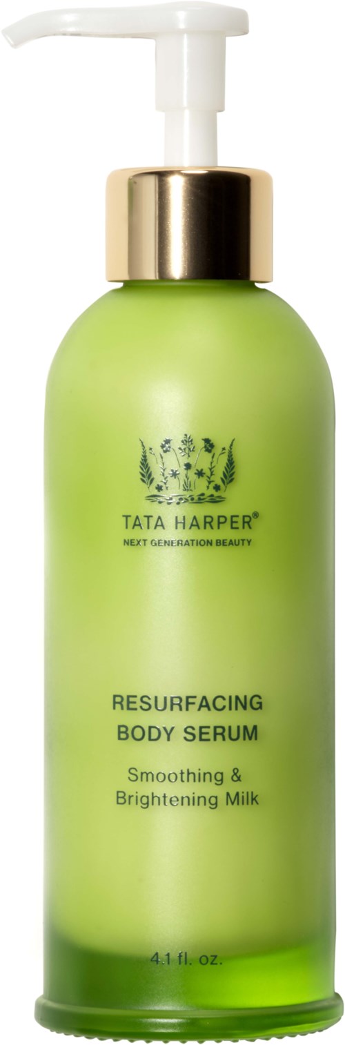 Grön flaska med pump, märkt Tata Harper Resurfacing Body Serum för att släta ut och ljusa upp huden.