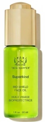 Vihreä kasvoruokaulan pullo, jossa beige korkki, merkitty Tata Harper Superkind Bio-Shield Face Oil.