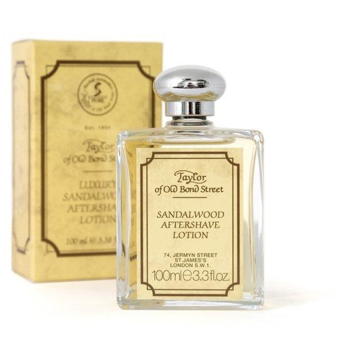 En parfymeflaske med tilsvarende eske, merket 'Sandalwood Aftershave Lotion' fra Taylor of Old Bond Street.