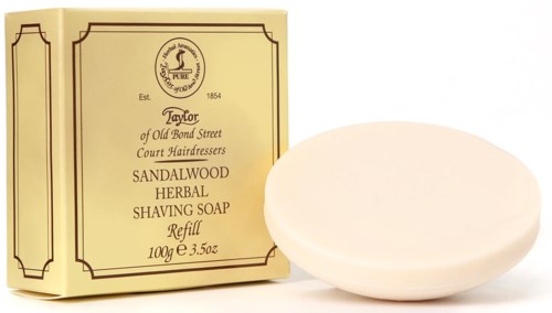 Såpe og emballasjepakke med etikett for sandalwood urterbar barberingsåpe refill.