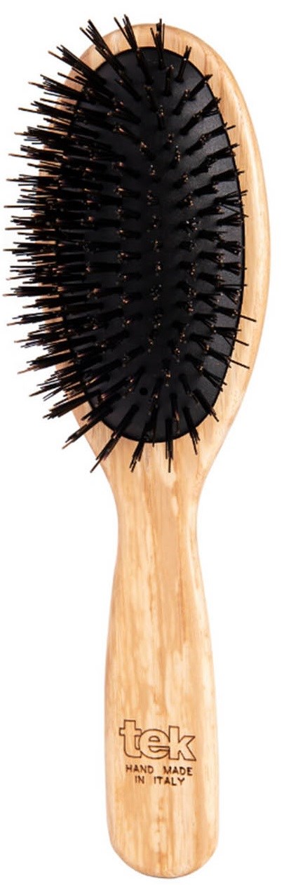 Ein Holzhaarbürste mit schwarzer Polsterung und Borsten. Am Griff steht "tek HAND MADE IN ITALY".