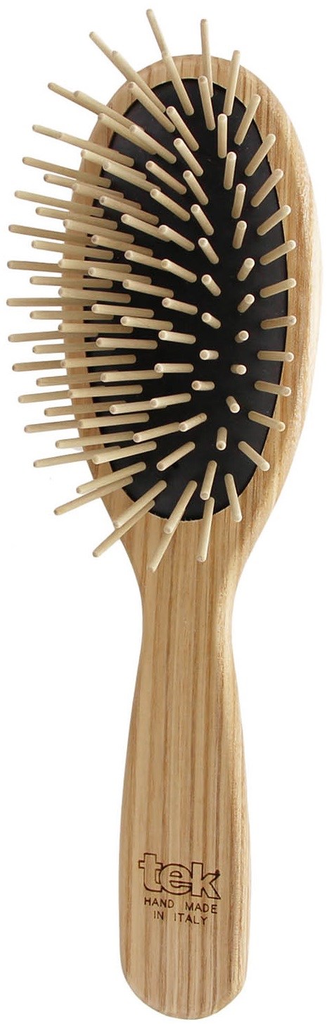 Eine Holzhaarbürste mit schwarzem Polster und vielen gleichmäßig verteilten Borsten. Der Griff trägt einen Markennamen und Herkunftsland.