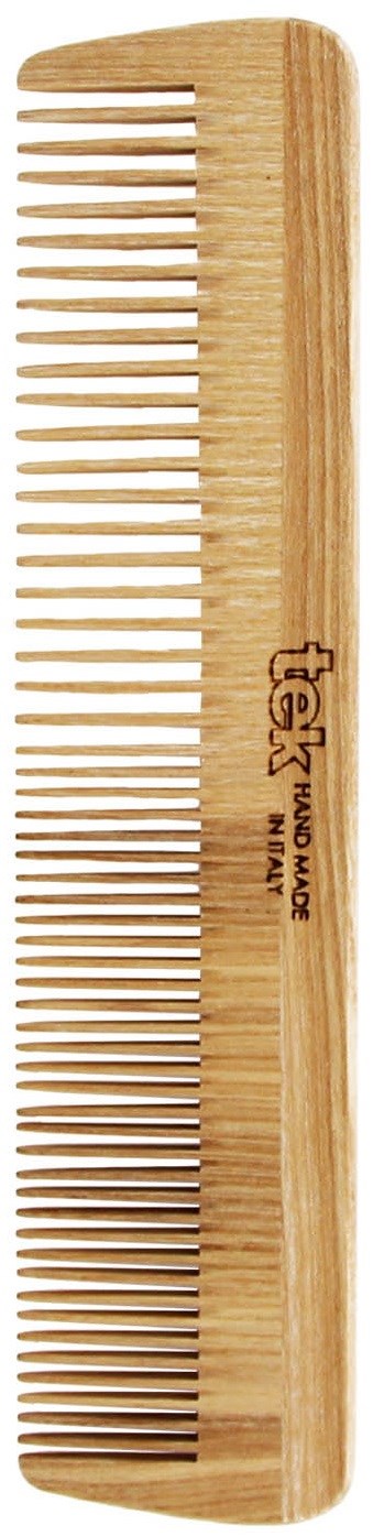 Ein Holzhaarrechen mit engen Zähnen und einem Logo am Griff.