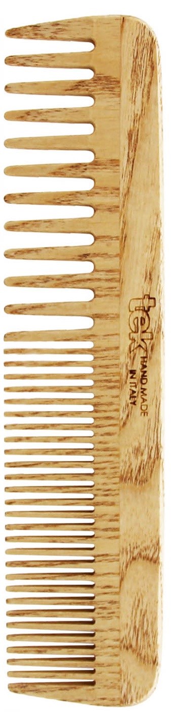 Ein Holz-Kamm mit breitem Zahn, zwei Abschnitten und eingraviertem Text am Griff.