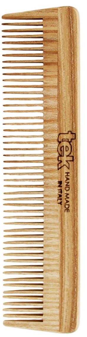 Ein Holzkamm mit gleichmäßig verteilten Zähnen, abgerundetem Oberteil und der Marke "Tetz" eingraviert.