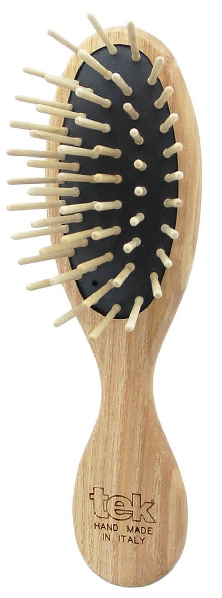 Eine Holz-Haarbürste mit schwarzem Kissen und Holzkielen, geformt wie ein großes Oval.