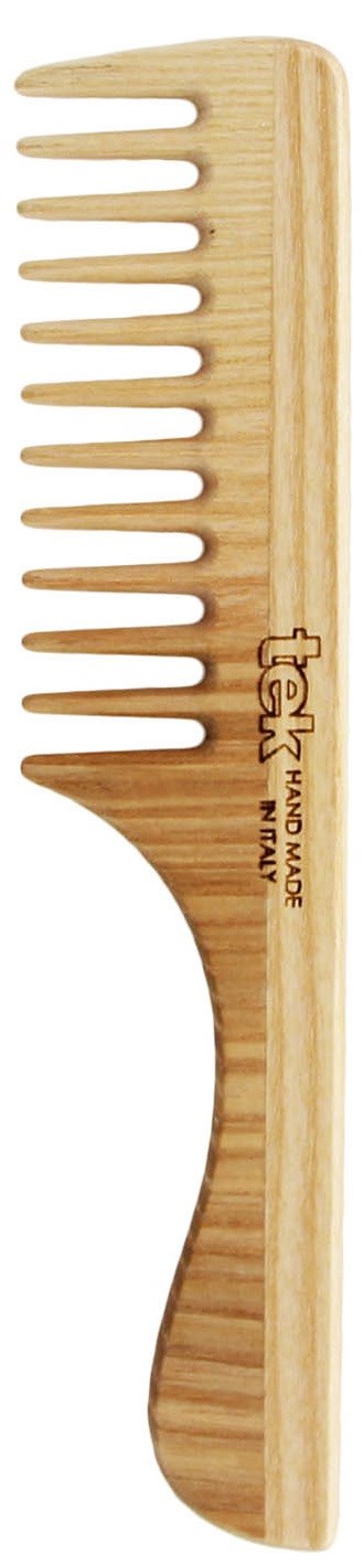 Ein Holzkamm mit gebogenem Griff und breiten Zähnen, beschriftet.