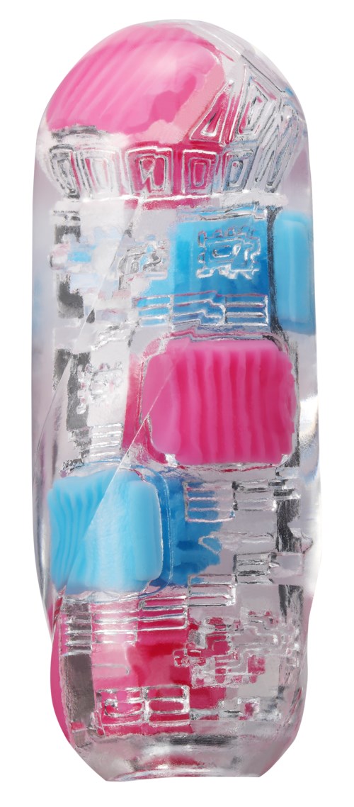 Eine klare Kapsel mit pinken und blauen Teilen darin, sieht aus wie ein buntes kleines Spielzeug oder Bonbon.
