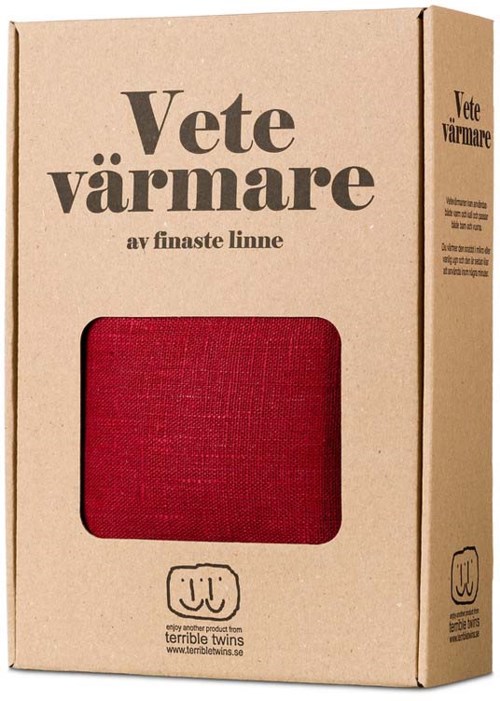 En pappeske med tekst på norsk og et vindu med en rød stoffteppe. Esken er for et ullteppe.