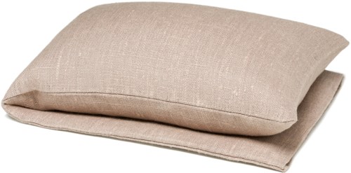 To beige puter stablet oppå hverandre, laget av mykt stoff, på hvit bakgrunn.