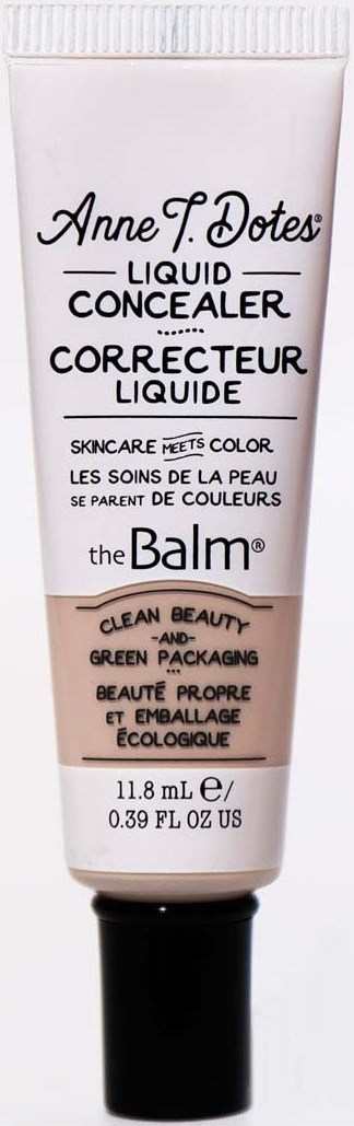 Een tube concealer met tekst en een zwarte dop, gelabeld 'the balm' en 'Anne F. Dotes'.
