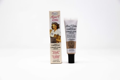 Lippenstift en doos met afbeelding van een vrouw met bruin haar. Tekst geeft aan dat het van The Balm is.