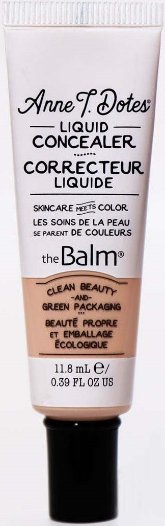 Ein weißer Tuben mit Anne T. Dotes flüssigem Concealer und schwarzem Verschluss, zeigt Produktetiketten und Details.