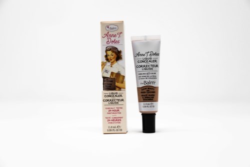 Eine Tube und Verpackung mit flüssigem Abdeckstift und Retro-Mädchenillustration, symbolisiert Make-up-Produkt. Einfaches, sauberes Design.