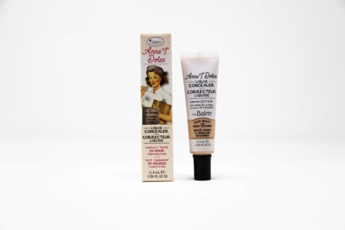 Eine Tube und eine Verpackung mit flüssigem Concealer zum Abdecken von Hautfehlern, mit Retro-Design und Vintage-Illustration.