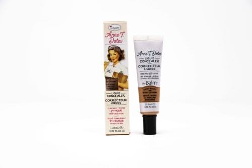 Eine Tube Flüssigconcealer und deren Verpackung, beide mit dem Markennamen Anne T. Dotes, auf weißem Hintergrund.