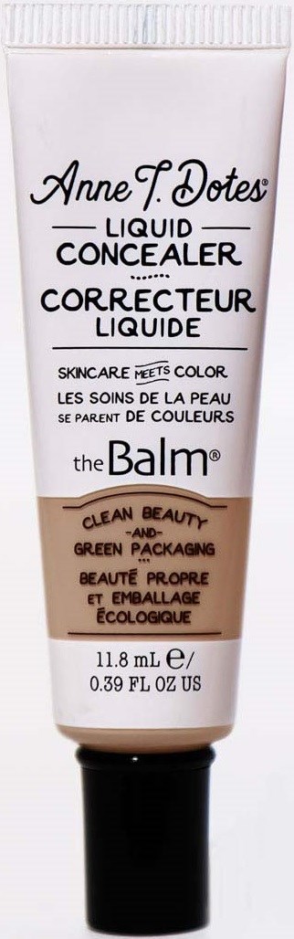 Een tube vloeibare concealer van theBalm, gelabeld als veganistisch, milieuvriendelijk en geschikt voor alle huidtypes.