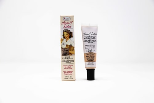 Lippen- und Abdeckstift in einer Packung mit Vintage-Etikett und Frau-Illustration.