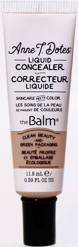 Eine weiße Tube mit flüssigem Abdeckstift, schwarze und braune Schrift, zeigt Produktdetails und Markenname theBalm.