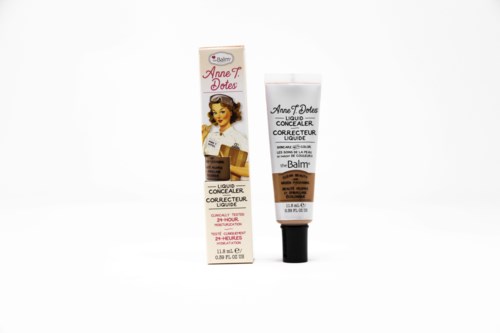 Ein Tuben Flüssig-Concealer und seine Verpackung mit Vintage-Pin-up-Stil und Text.