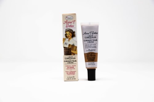 En tub med concealer och dess förpackning, båda med texten 'Anne J. Dotes' och 'liquid concealer.'