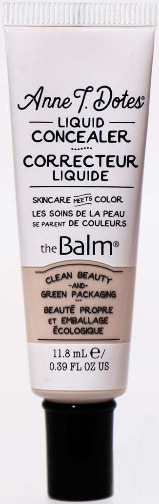 Een witte tube concealer van The Balm, met zwarte dop, met tekst over product en merk.