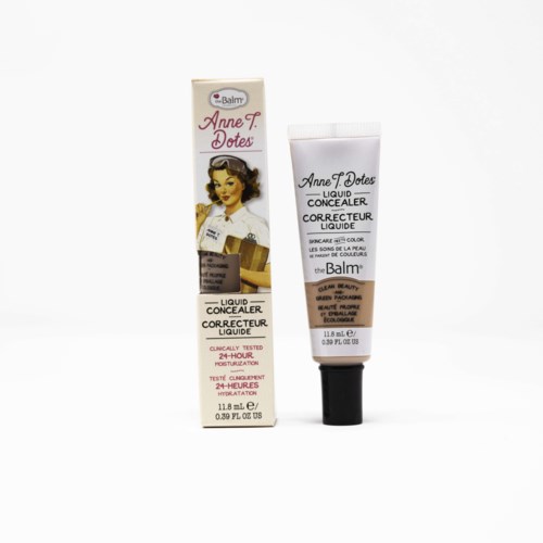 Een tube Liquid Concealer van the Balm, met verpakking met vintage vrouw en tekstdetails.