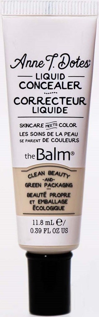 Een witte tube concealer met zwarte tekst, merk 'theBalm' en 11,8 ml inhoud.