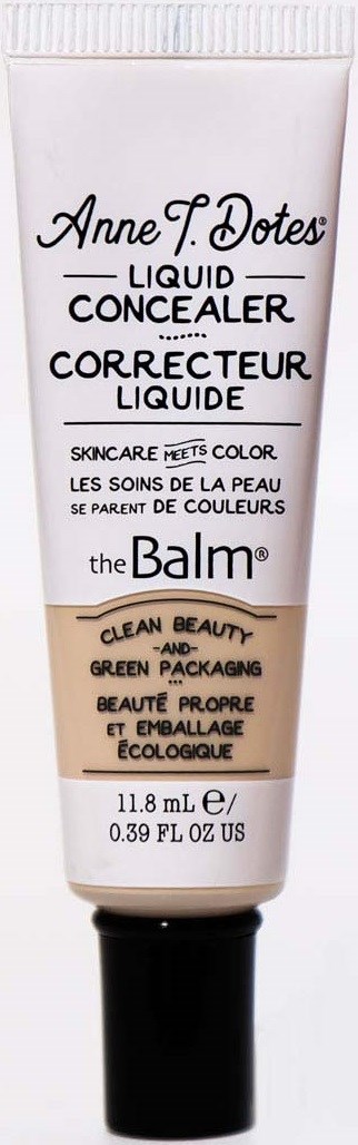 Een witte tube vloeibare concealer met zwarte en beige tekst, die het merk en productdetails toont.