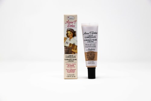 Lippenstift und seine Verpackung mit einer Retro-Frau, rotem und schwarzem Text und beigem Hintergrund.