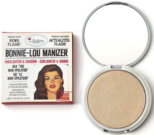 Een make-upcompacter met beige poeder en een klein doosje met een geïllustreerd vrouwelijk gezicht en tekst over highlighter.