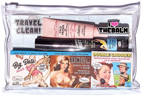 Reisegröße Schönheitsprodukte und Make-up in einer klaren Reißverschluss-Tasche.