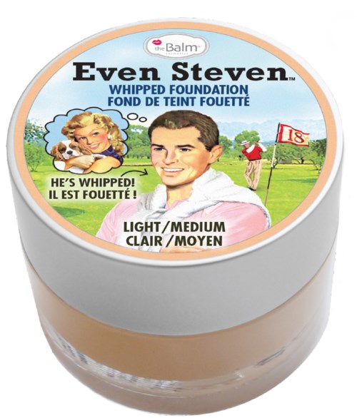 En rund förpackning av foundation med bild av en man, kvinna och golfscen, märkt som "Even Steven" och "Whipped Foundation."