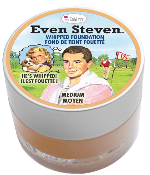 Label voor een make-upproduct genaamd 'Even Steven' van theBalm, met een man, vrouw en golfscene, met tekst "He’s whipped!".