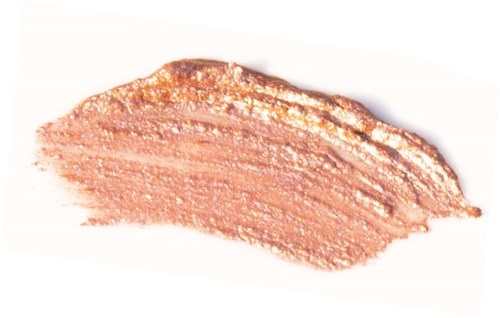 Een strook glanzende, roze-beige make-up of cosmetische crème met glitters.